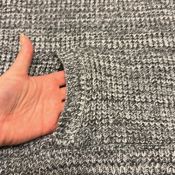 Victoria’s Secret Chic Thick Cropped Grey Knit Turtleneck Pullover Sweater Sz L - Picture 7 of 10